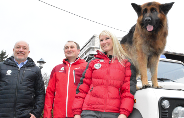 Flaurlinger Bgm. Gerhard Poscher, Manfred Staudacher (Bergrettung Flaurling) und Simone Amplatz mit Diego (Bergrettung Rietz).
