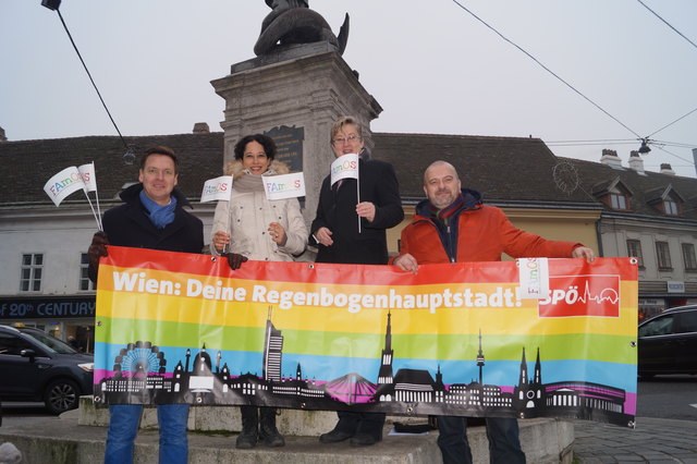 Jürgen Eicher und Barbara Schlachter vom Verein FAmOs sowie Ortrun Gauper und Peter Traschkowitsch von SoHo Wien (v.l.n.r.) freuen sich über das geplante Regenbogenzentrum.