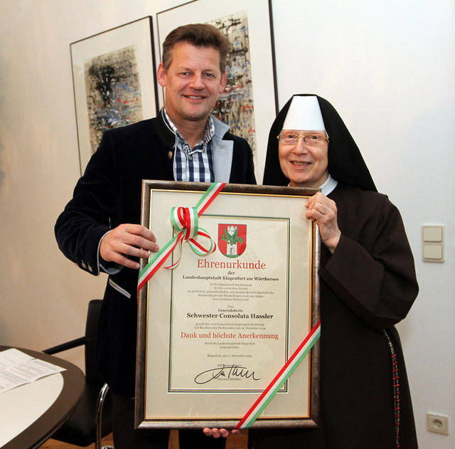 Bürgermeister Christan Scheider mit Schwester Consolata Hassler