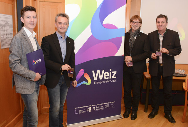 Bernhard Schneidhofer, Ingo Reisinger, Erwin Eggenreich und Franz Rosenberger mit dem neuen Logo für die Stadt Weiz.