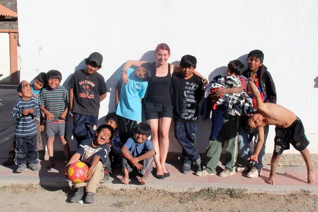Sarah Buchberger mit einigen der Kinder des Dorfes in La Paz.