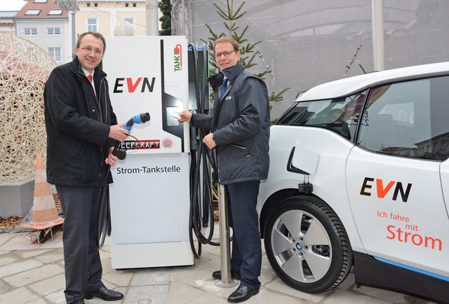 Bürgermeister Mag. Matthias Stadler und EVN Vorstand Mag. Stefan Szyszkowitz und nehmen die neue E-Tankstelle der EVN am Rathausplatz in Betrieb. | Foto: mss/Vorlaufer