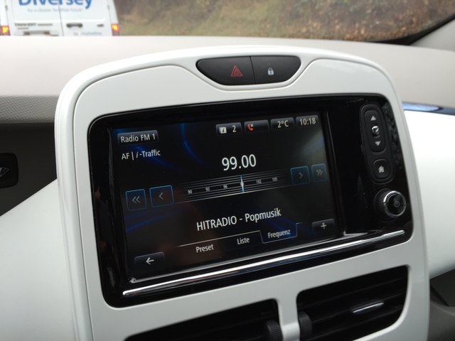 Auch das Radio ist ein digital dargestellter Teil des Bordcomputers.