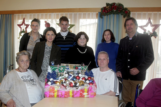 GR. GÜNTHER SCHEIDER, Ulli Herzig und Mario Hermann  überreichten im Namen der Ortsgruppe Welzenegg Weihnachtsschmuck an das Altersheim "Wie Daham", sehr zur Freude der dortigen Bewohner.