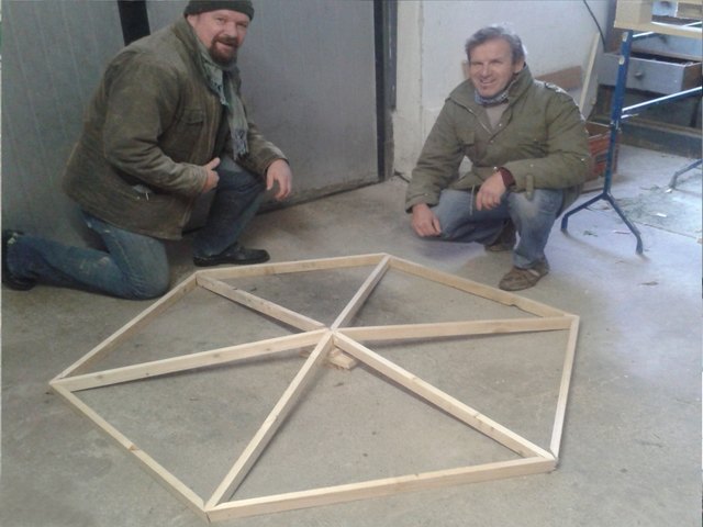 Das erste Element des Geodestic-Dome Gewächshauses wurde fertiggestellt