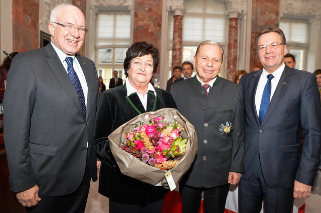 LTP Herwig van Staa, KR Arthur Thöni (mit seiner Frau Christl), LH Günther Platter: Die höchste Auszeichnung des Landes für einen „Unternehmer, Visionär und Philanthropen aus und für Tirol“. | Foto: zeitungsfoto.at