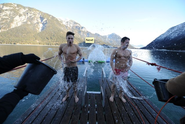 Als Einstimmung bekommt man vor dem Sprung in den See schon einmal einen Kübel Achensee-Wasser über den Kopf. Detaillierte Infos unter http://www.achensee.info | Foto: @ Achensee Tourismus