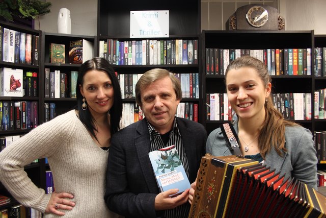 Jaqueline Brabec, Inhaberin der Buchhandlung Leseträume, Autor Manfred Baumann und Ziehharmonika-Spielerin Antonia Grauvogl.