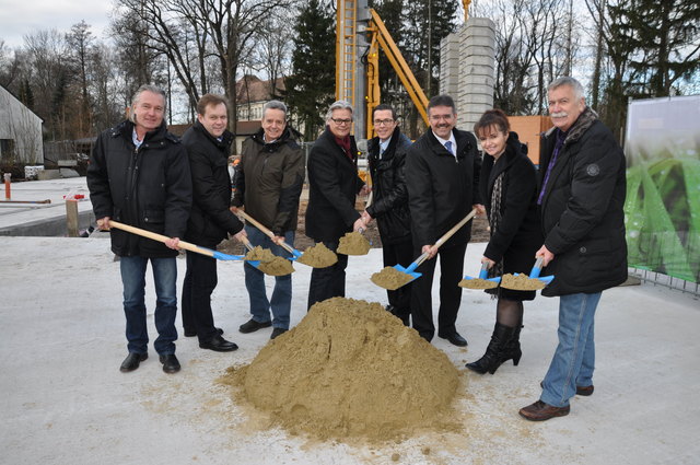 Arch. Rupert Weber, Vbgm. Georg Eigner, Vbgm. Reinhart Neumayer, Bmst. Gerald Staudacher, Bmst. Ernst Hofmeister, LAbg. Manfred Schulz, Bgm. Brigitte Ribisch, StR Rudolf Koffler. | Foto: Bunzl