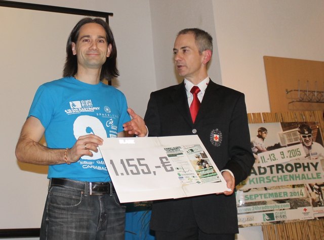 Thomas Jaklisch von der Hitzendorfer Drahteisel-Radtrophy mit Rot-Kreuz-Landes GF Andreas Jaklitsch | Foto: KK