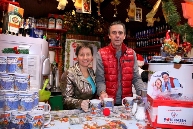 Stadträtin Sonja Wehsely und Gemeinderat Gerhard Kubik schenkten Punsch für den guten Zweck aus.