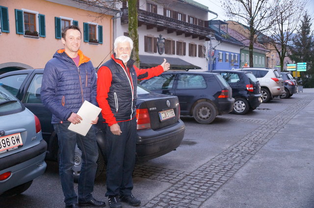 Bürgermeister Hannes Weitgasser (li.) und Herbert Deutinger hoffen, dass MPreis-Kunden künftig Parklücken finden werden.