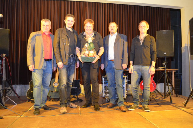 Als Dankeschön für das rockige Konzert überreichte Bürgermeister Martin Weber (2.v.l.) einen Geschenkskorb.