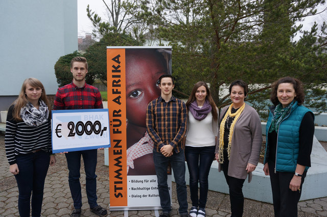 Die Projektgruppe (Michaela Pfeisinger, Roland Brand, Josef Huber und Iris Bernhard) mit der Generalsekretärin von „Stimmen für Afrika“ Mag. Martina Kainz und der Projektbetreuerin Dr. Monika Böhm-Döller bei der Übergabe der Spende | Foto: privat