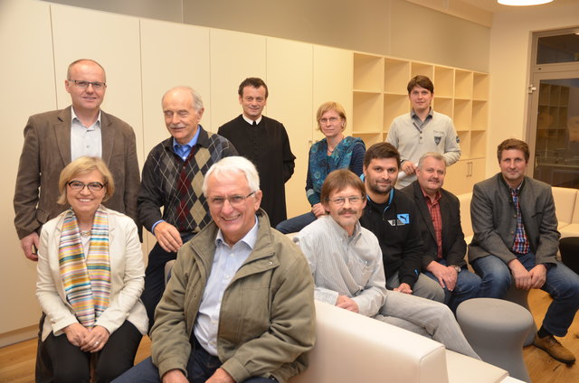 Die Verantwortungsträger der Mittelschulgemeinde Seitenstetten-Biberbach; v.l.: OSR Herta Leitner, Johann Spreitzer, die Bürgermeister Karl Latschenberger & Franz Deinhofer, Prior Pater Laurentius Resch, Elfriede Halbmayr, Johannes Schlager, Helmut Fellner, Planer Helmut Tramberger, Josef Aigner und Leopold Krondorfer.