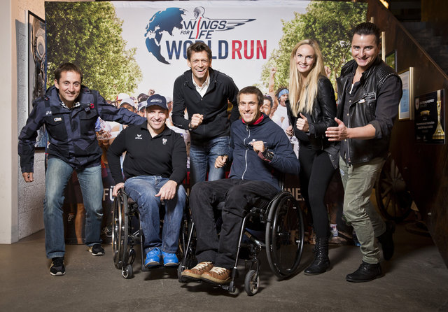 Vorfreude auf den Wings for Life World Run: Christian Schiester, Catcher Car Fahrer Reini Sampl, Michael Buchleitner, Wolfgang Illek, Patricia Kaiser und Andreas Gabalier.