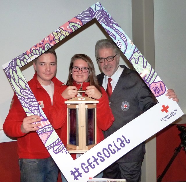 Lena Hawle und Michael Fluch mit OÖRK-Präsident Walter Aichinger und dem Friedenslicht. | Foto: Rotes Kreuz