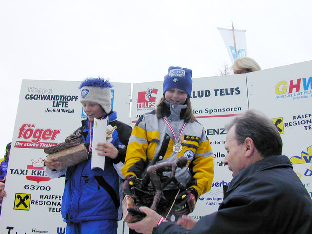 BEZIRKSBLÄTTER-Zwergerlrenen 2001: Anna Fenninger (1. bei Schüler I) wurde Tagessiegerin beim vom SK Telfs organisierten Rennen! Den Preis überreichte damals der Telfer Kommrat. Arthur Thöni, seit kurzem Ehrenringträger des Landes Tirol! | Foto: Larcher