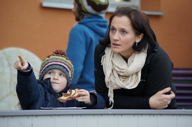 Simon und Margret VODNIK: Wen hat Simon da erspäht, dass er kurz auf seinen Guglhupf vergisst? | Foto: Ursula ERLACHER