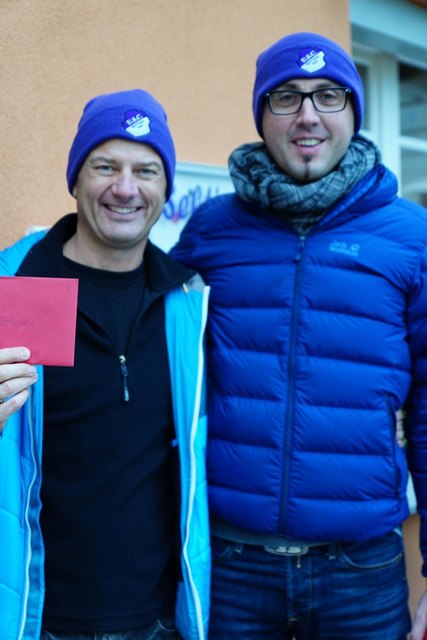 Rote Karte für die Fotografin? Nein, geht gar nicht, ist sie doch die geliebte Partnerin von Trainer Udo ERLACHER. | Foto: Ursula ERLACHER