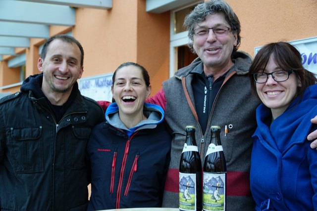 Jochen und Cordula SÜSS mit Sigi HELLERMANN und Nicki HEIGERER, Eltern von Timmy bei der Übergabe von Jochen's selbstgebrautem Terrassenbier "Holler-dio"! Köstlich!!! | Foto: Ursula ERLACHER