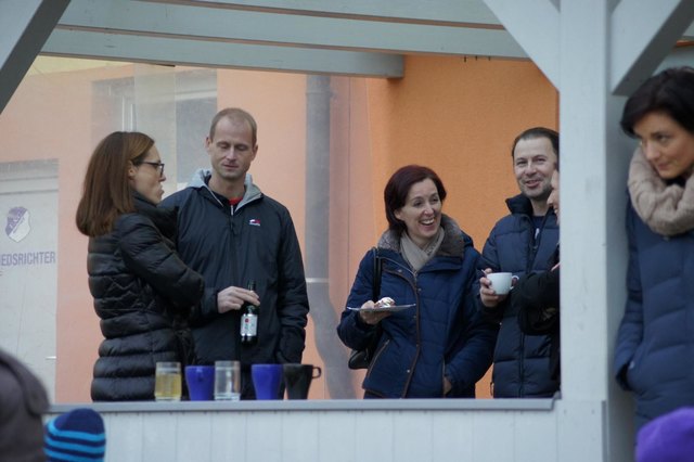 Mama und Papa KIRCHNER, Eltern von Jan und Simon, sowie Marina und Papa STANKOVIC beim vorweihnachtlichen Plausch. Etwas nachdenklich, Marianne ALTENBERGER, die sich wohl Gedanken macht, wo dieser "Fußballhype" ihres Sohnes Georg, noch enden wird...... | Foto: Ursula ERLACHER