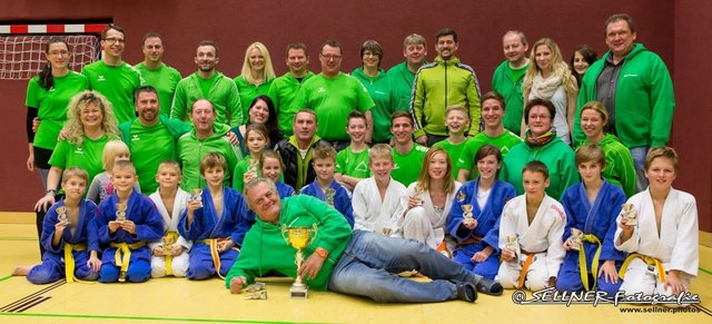 Cheftrainer Alfred Scharnreitner mit seiner Schülerliga-Landesmeistermannschaft und Fangemeinde | Foto: ASKÖ Reichraming JUDO