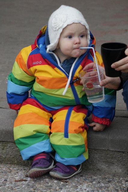 Theresa SCHROLL, Schwester von Jonathan SCHROLL beherrscht das Strohhalmtrinken schon perfekt! | Foto: Ursula ERLACHER