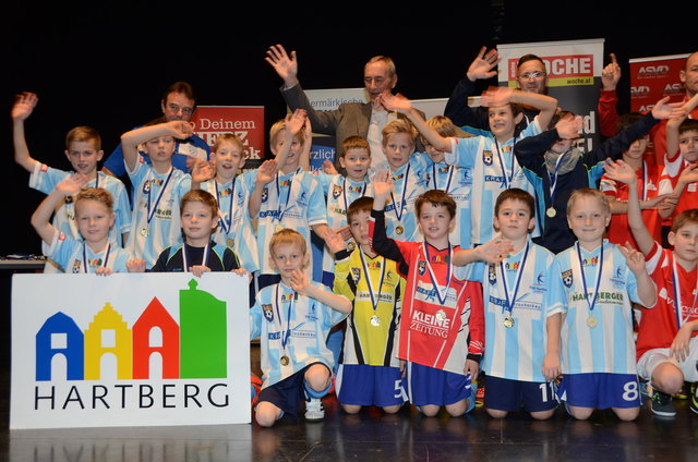 Trainer Gerd Neuberger feierte mit der U10 I und III einen Doppelsieg. Mehr Bilder unter www.woche.at.