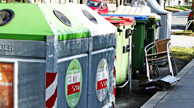 Egal was kommt, hinter mir die Sintflut. Lass andere für mich arbeiten und über die hohen Steuern raunzen!! Nichts ist gratis, doch bei jenen ist alles umsonst.