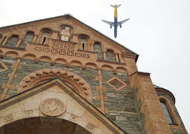 Überflug der Pradler Kirche in Innsbruck. Aufgenommen am 28.12.2014 um 12.45 Uhr.