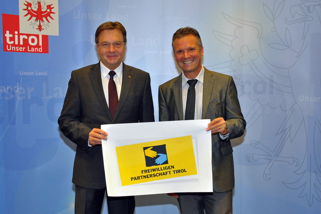 Präsentieren die "Freiwilligenpartnerschaft Tirol": LH Günther Platter und Christoph Platzgummer (Zukunftsressort des Landes) | Foto: Pidner/Land Tirol