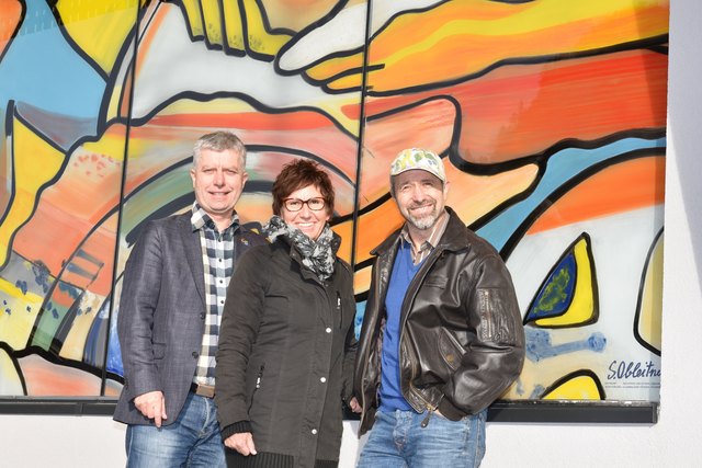 Dieter und Maria Wittlinger mit Siegfried Obleitner (re.) vor der künstlerisch gestalteten Fassade aus Glas. | Foto: ofp kommunikation