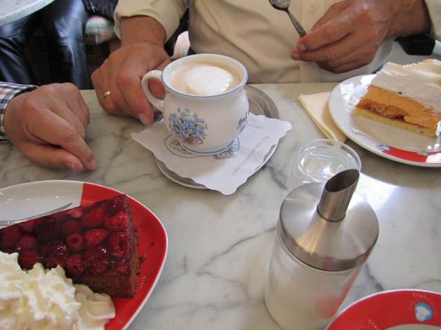 Kaffeegenuss -  In einer kleinen Konditorei, da......