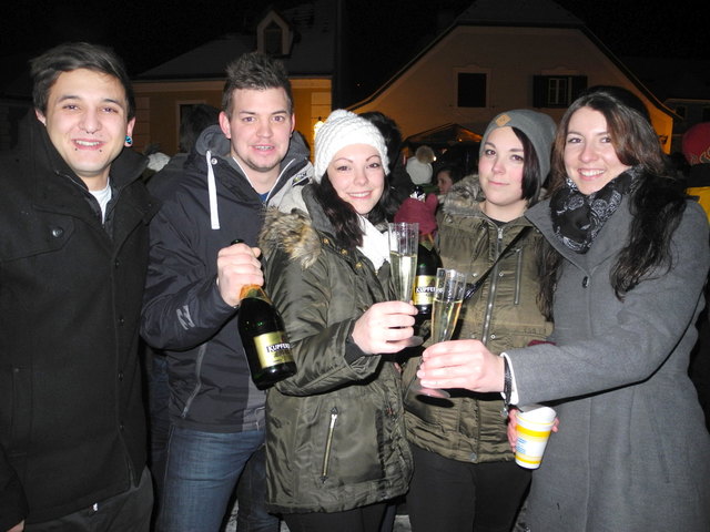 Pünktlich nach dem Countdown zur Mitternacht startete das Korkenknallen.