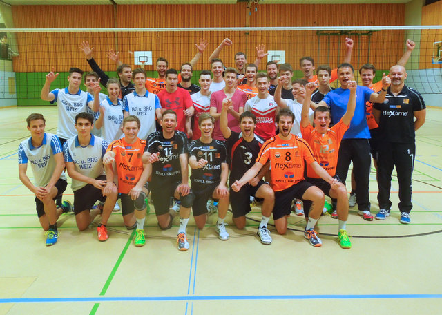 Der VBC Weiz mit den beiden Finalisten 8C (BG Weiz) und 5 AHMIM (HTL Weiz) und dem Turnierleiter Horst Schlemmer (blaues Trikot).