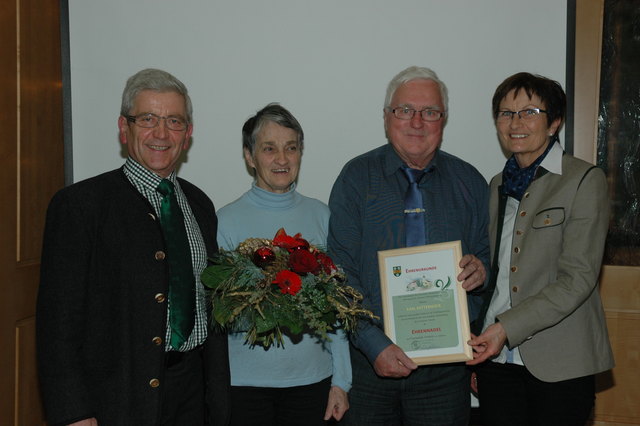 Von links: Bürgermeister Johann Reiter, Ernestine und Karl Mittermayr, Veronika Azesberger (Gemeindevorstand). | Foto: Foto: privat