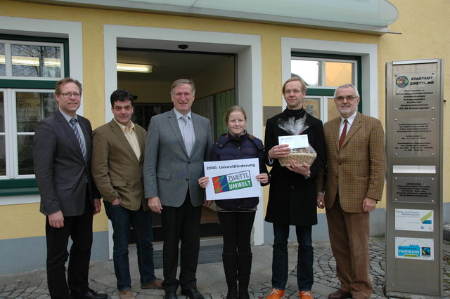 Überreichung der 2.000sten Umweltförderung der Stadtgemeinde Zwettl (v. re.): Umweltgemeinderat Ing. Herbert Grulich, Förderempfänger DI Karl Bruckner mit Tochter Ines, Bürgermeister Herbert Prinz, Umweltstadtrat Erich Stern und Stadtamtsdirektor-Stv. Mag. (FH) Werner Siegl (v. re.). | Foto: Stadtgemeinde Zwettl