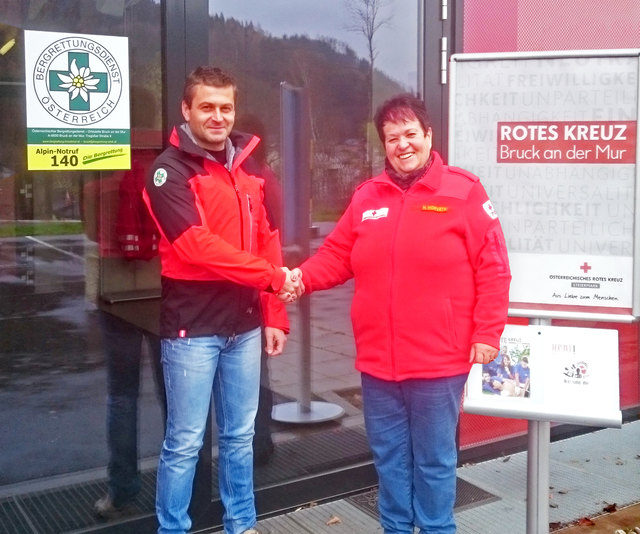 Begrüßung der Ortsstellenleiter: Hilde Horvath (Rotes Kreuz) und Markus Schwarz (Bergrettung) vor dem neuen Haus.