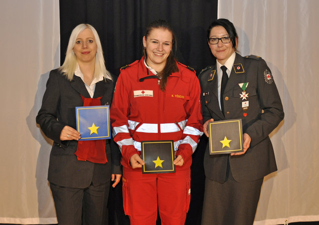 Die neuen Offizierinnen: Nicole Wabnegger, Katrin Töscher und Olivia Leiter vom Roten Kreuz Bruck.