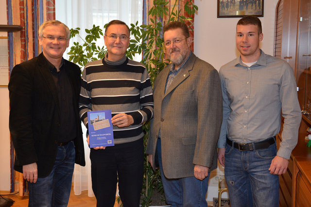 Bürgermeister Robert Altschach, Peter Erhart, Stadtrat OSR Dir. Johann Kargl und Raphael Fuchs bei der Übergabe des Werkes „Musik im Waldviertel“. | Foto: Foto: privat