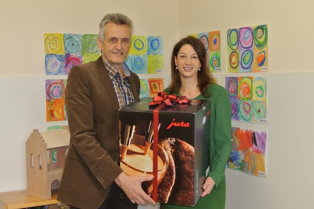 Wolfgang Doppelhammer übergibt die Kaffeemaschine an Kindergartenleiterin Bettina Stallinger. | Foto: Foto: privat