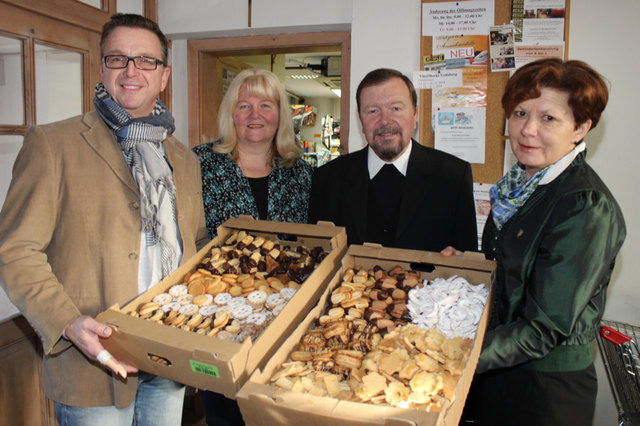 Helmut Linhart, Brigitte Grundner, Dechant Erich Linhardt und Stefanie Galler im VinziMarkt Voitsberg