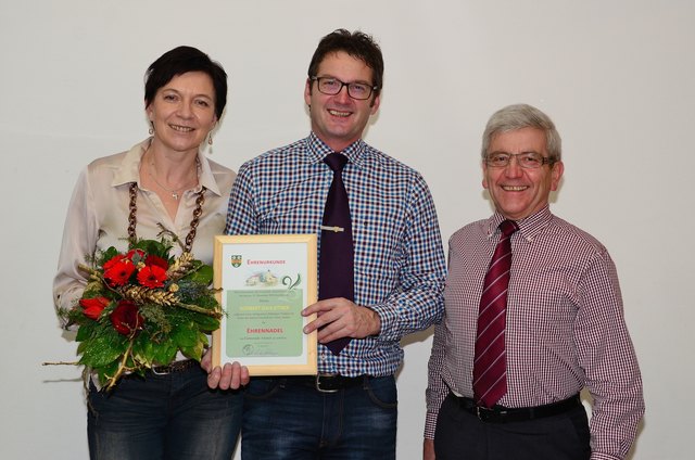 Irmgard und Norbert Gahleitner mit Bürgermeister Johann Reiter. | Foto: Foto: privat