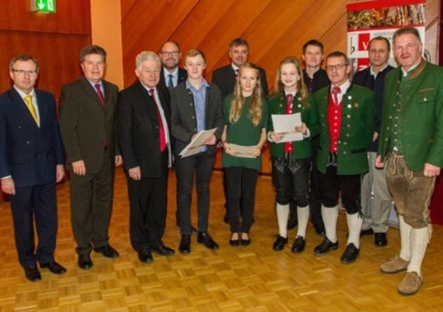Die Verleihung: Kolb Tobias (5.v.l), Kroißböck Lena (6.v.r.), Fuchshuber Pia (5.v.r.) und Obmann Hubert Stritzinger (3.v.r.) mit den Ehrengästen | Foto: grieskirchen.ooe-bv.at