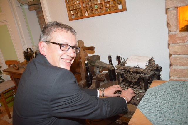 August Teufl beginnt schon vor Ort, seinen fachlichen Bericht über das Restaurant zu schreiben – stilgerecht auf einer antiken Schreibmaschine.