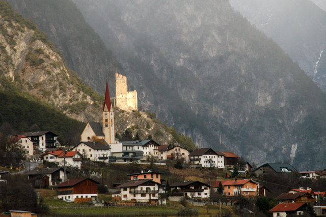 Am 25.12.2014 kämpft die von Norden einbrechende Kaltfront noch mit dem für heuer ungewöhnlich warmen und spätherbstlichen Wintertag über Stanz. Untergehende Sonne wirft ein Restlicht auf Stanz, während im Hintergrund die ersten Schneefahnen sich schon ausbreiten. © Ing. Günter Kramarcsik