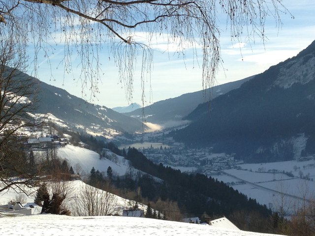 Das Gegendtal- im Vordergrund Feld am See im Schatten, dahinter der Mittagskogel