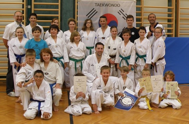 Die erfolgreichen Athleten des Taekwondo-Clubs Tangun Tulln rund um Obmann Dietmar Brandl (l.). | Foto: privat