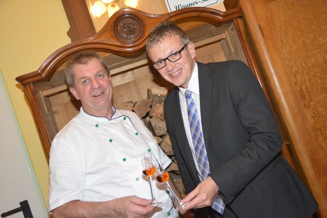 Küchenchef Maximilian Breuer und Restauranttester August Teufl stoßen mit einem Zigarrenbrand auf den gelungenen Abend an.